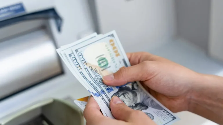 Dólar dispara com tensão entre EUA e Irã e pressão sobre juros globais