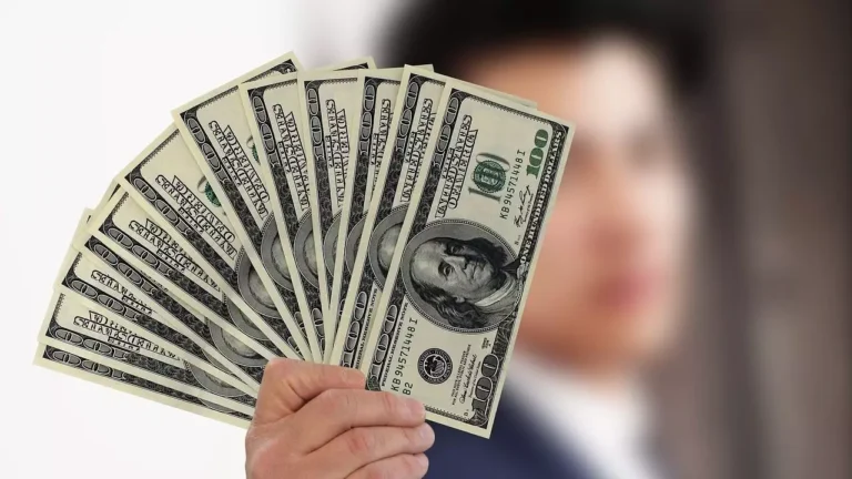 Dólar Encosta em R$5 e Mercado Divide Atenções Entre PIB e Irã