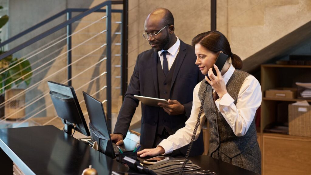 Recepcionistas confirmando as informações do check-in digital