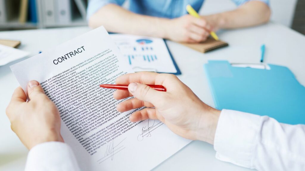 Homem analisando termos do contrato do Employer of Record