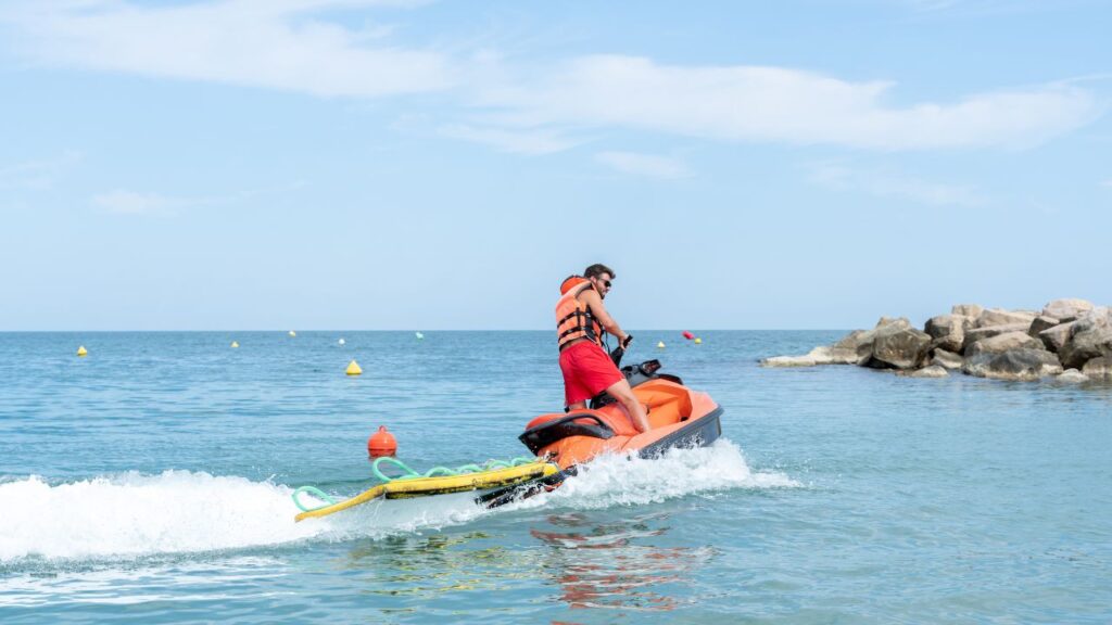Homem com habilitação náutica pilotando um jet ski