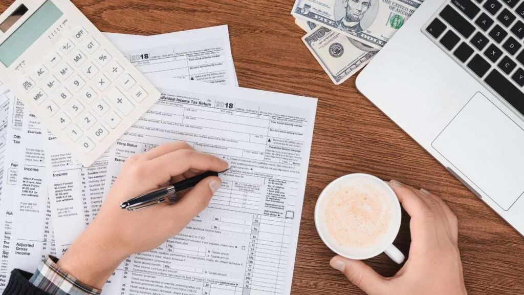 Homem verificando impostos de transferência de lucro dos EUA para o Brasil