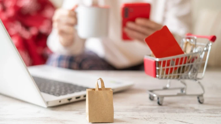 A taxa das blusinhas voltou aos holofotes em 2026 depois que o Governo Federal publicou uma Medida Provisória para zerar o Imposto de Importação sobre compras internacionais de até US$ 50