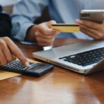 Homem realizando transferência de lucro dos EUA para o Brasil