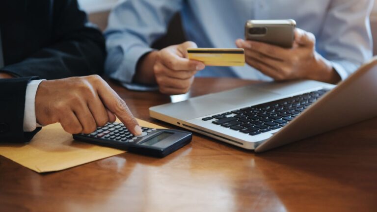 Homem realizando transferência de lucro dos EUA para o Brasil