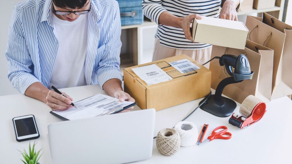 Empreendedores preparando pedido online para Amazon