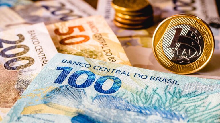 De Olho no Câmbio #385: Dólar recua na semana e real ganha força com alívio externo