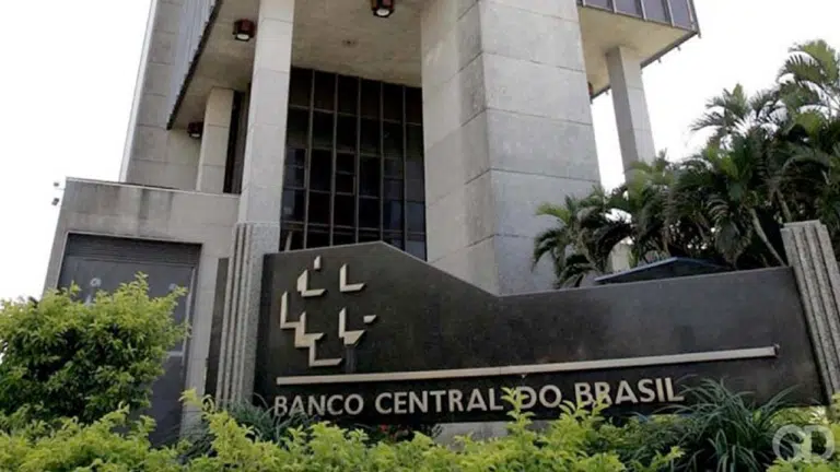 Copom reduz a Selic em 0,25 ponto percentual em junho e mantém cautela diante da inflação e dos riscos globais. Veja os impactos da decisão para o dólar, investimentos e economia brasileira.