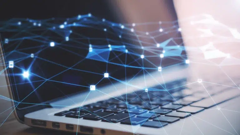 Assistentes de IA ajudam a escrever, pesquisar, organizar tarefas, resumir reuniões e automatizar rotinas digitais com mais agilidade no dia a dia.