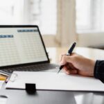 Homem analisando o calendário econômico
