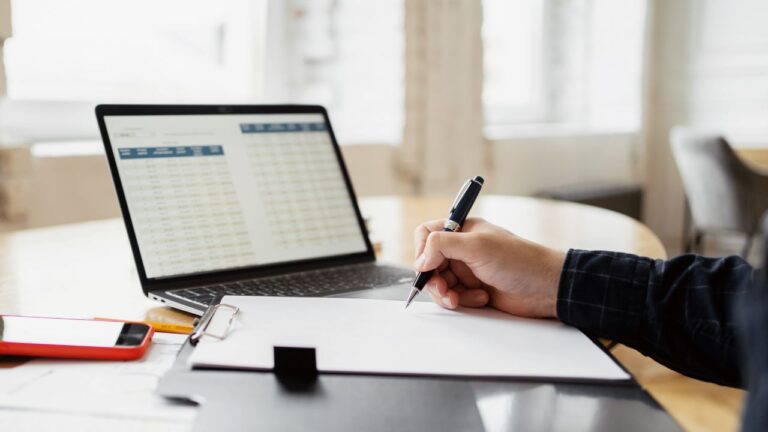 Homem analisando o calendário econômico