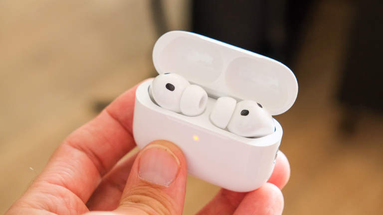 O processo de como rastrear AirPods utiliza o aplicativo Buscar ou o iCloud para apontar a localização dos fones em um mapa