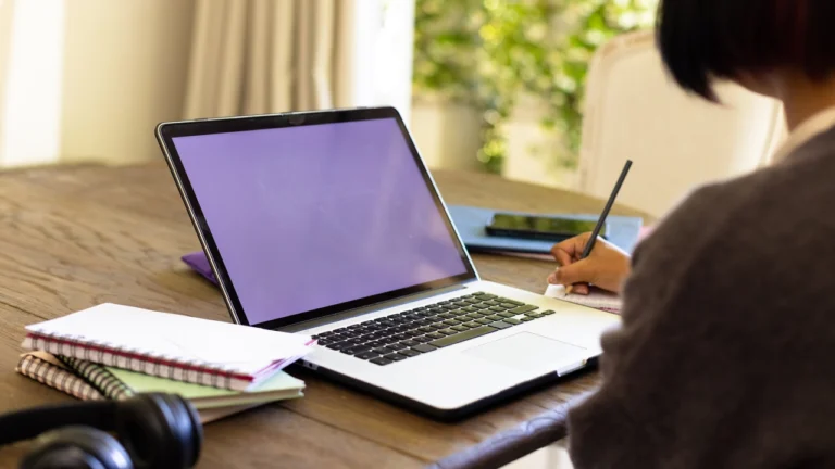 O MockQuestions é um site voltado à preparação para entrevistas de emprego. A plataforma reúne perguntas e exemplos de respostas para diferentes carreiras.