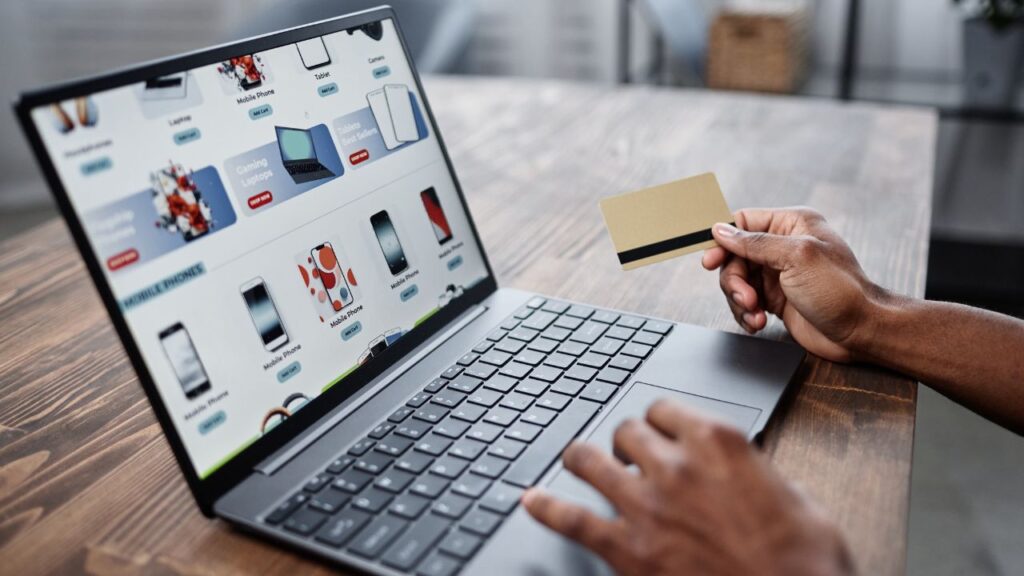 Homem fazendo compras com o Samsung Rewwards.