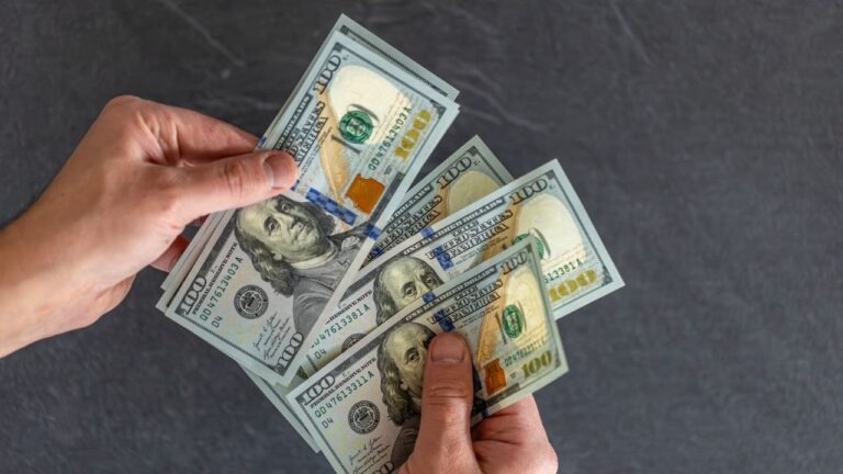 Dólar recua com avanço nas negociações EUA-Irã e foco no IPCA