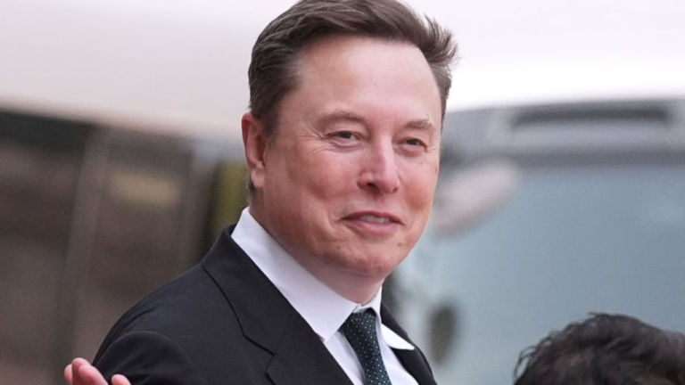 Elon Musk se tornou o primeiro trilionário do mundo após a estreia da SpaceX na Bolsa.