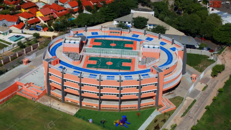 A Escola Americana do Rio de Janeiro reúne campi nobres, currículo internacional, mensalidade alta e caminhos para universidades fora do Brasil.