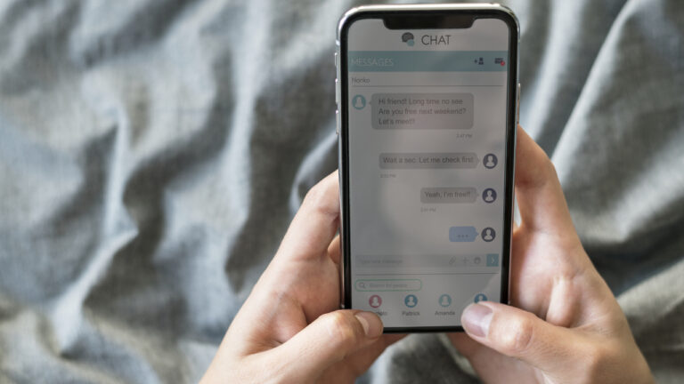 O golpe do amor consiste em uma fraude virtual na qual criminosos fingem afeto na internet para extrair vantagens financeiras.