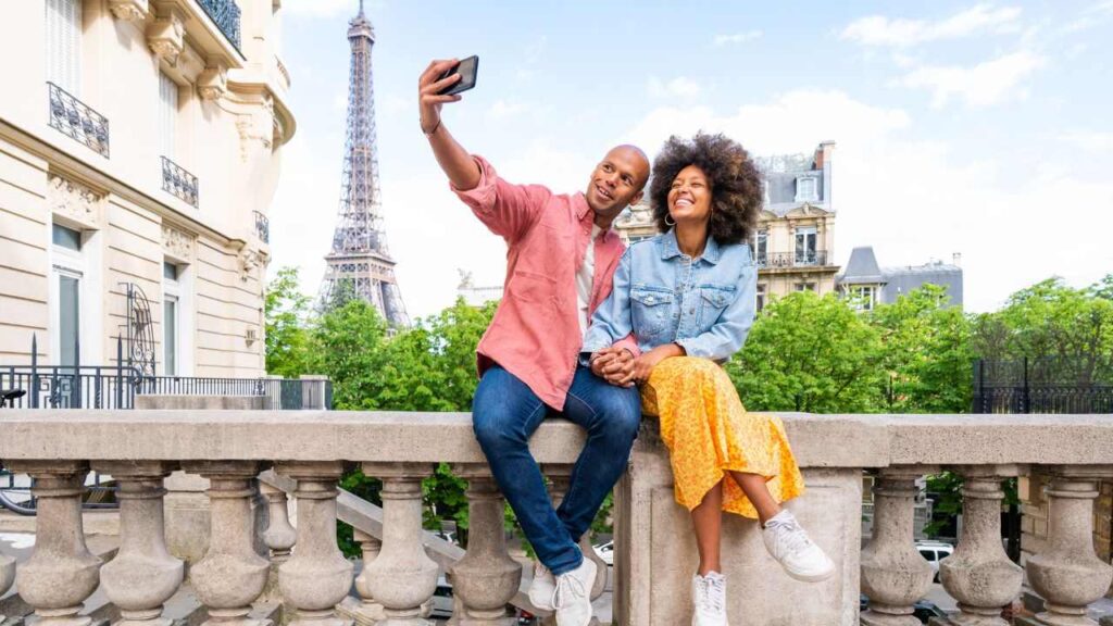 Casal aproveitando uma viagem romântica em Paris