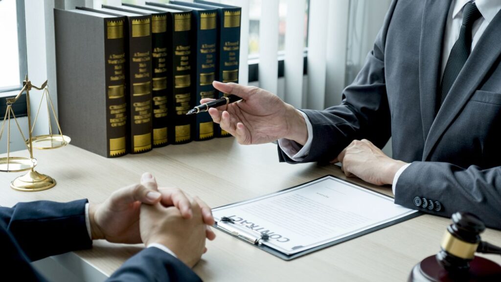 Cliente conversando com advogado sobre bloqueio judicial.