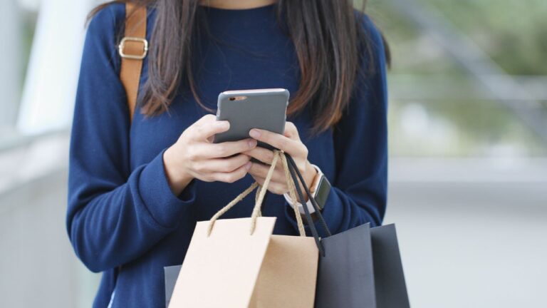 Mulher comprando com o Samsung Rewards.