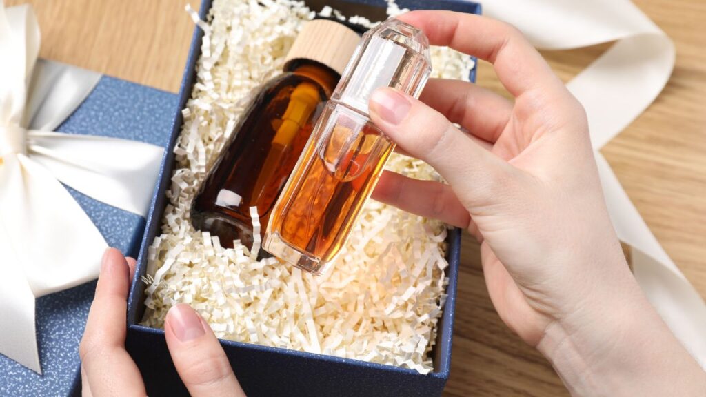 Homem tirando perfume importado da caixa