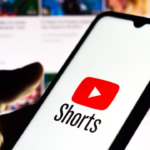O YouTube Shorts é o formato de vídeos curtos do YouTube, criado para consumo rápido em celulares.