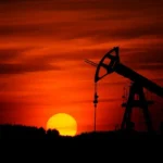 Entenda como a nova alta do petróleo atua como um "imposto invisível" no comércio exterior, pressiona o real e impacta o dólar hoje. Veja os reflexos para importadores e exportadores.