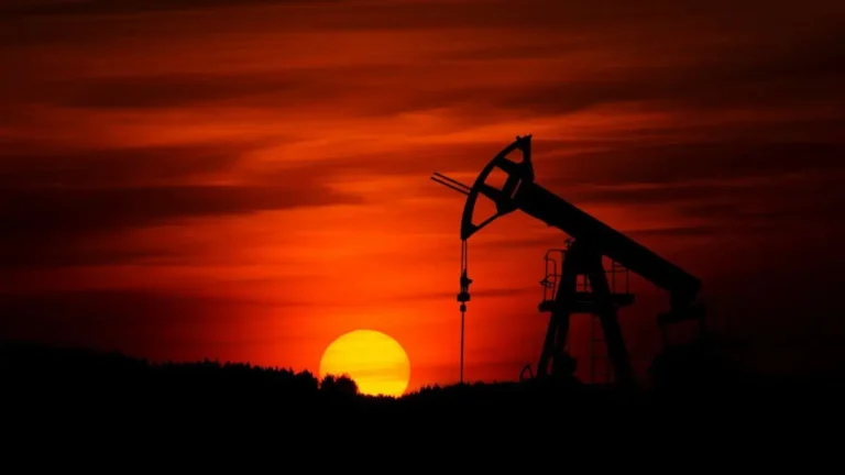 Entenda como a nova alta do petróleo atua como um "imposto invisível" no comércio exterior, pressiona o real e impacta o dólar hoje. Veja os reflexos para importadores e exportadores.