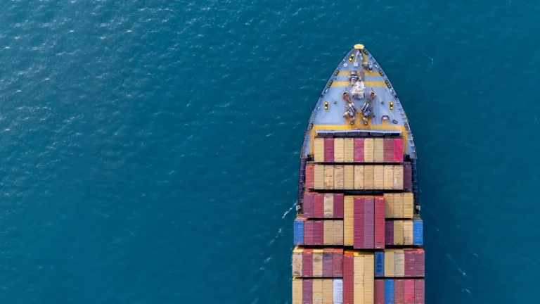 Navio porta-contêineres transportando cargas em alto-mar, representando o aumento do frete marítimo e os custos da importação em 2026.