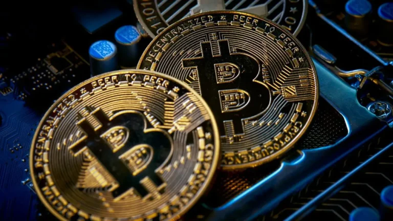 Entenda os principais tipos de criptomoedas do mercado e descubra como equilibrar risco cripto e renda fixa no seu portfólio em 2026.