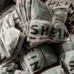 Afinal, até que horas a SHEIN entrega no Brasil? A resposta depende da transportadora responsável pelo pedido, da cidade, da rota do entregador e do tipo de envio.