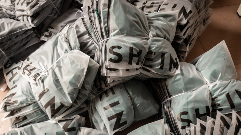 Afinal, até que horas a SHEIN entrega no Brasil? A resposta depende da transportadora responsável pelo pedido, da cidade, da rota do entregador e do tipo de envio.
