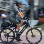 A bicicleta elétrica é uma bicicleta equipada com motor elétrico auxiliar e bateria recarregável.