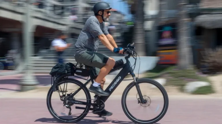 A bicicleta elétrica é uma bicicleta equipada com motor elétrico auxiliar e bateria recarregável.