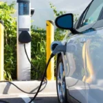 É possível encontrar carregadores de carro elétrico em apps e mapas de recarga, como PlugShare, Electromaps, aplicativos de redes de recarga e mapas de operadoras.