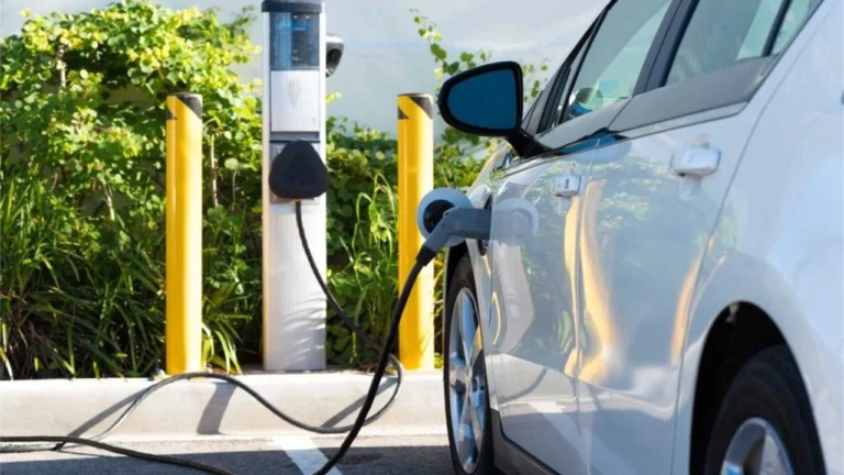 É possível encontrar carregadores de carro elétrico em apps e mapas de recarga, como PlugShare, Electromaps, aplicativos de redes de recarga e mapas de operadoras.