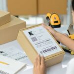 Mulher aprendendo como enviar produtos para o FBA Amazon.