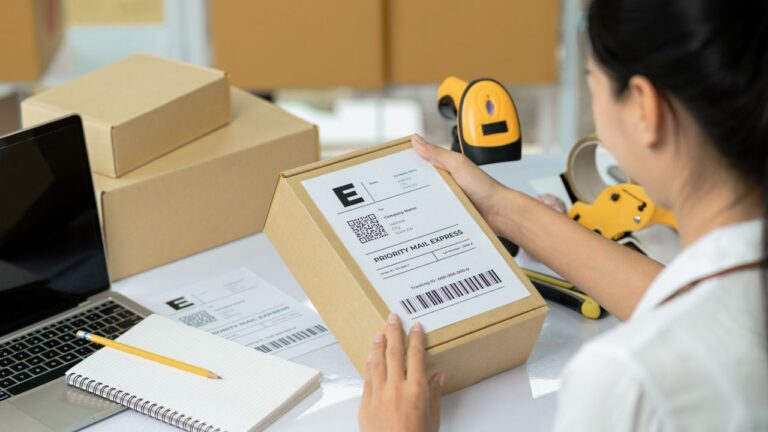 Mulher aprendendo como enviar produtos para o FBA Amazon.