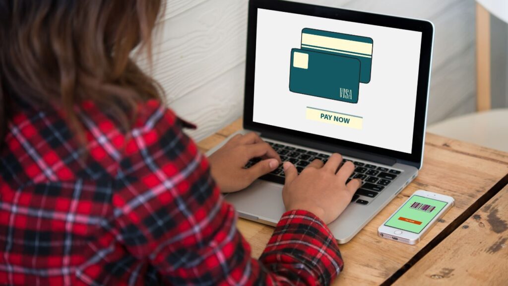 Mulher criando cartão virtual pelo site.
