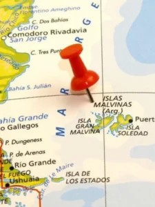 Mapa mostra a localização das Ilhas Malvinas no Atlântico Sul, próximas à costa argentina.