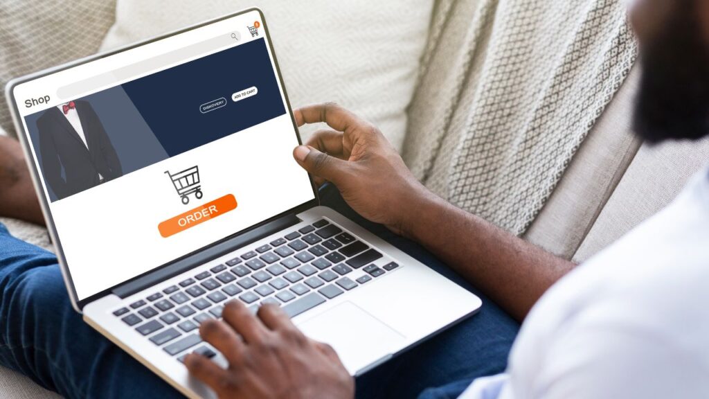 Pessoa fazendo compra online.