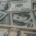 Dólar hoje acompanha Warsh, ADP e queda do petróleo Brent
