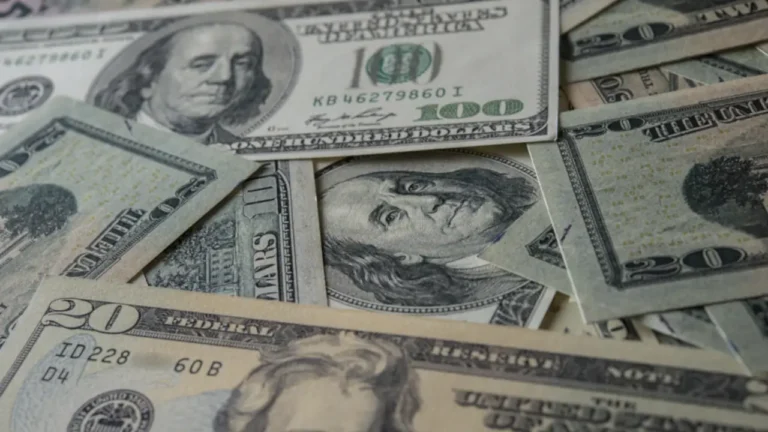 Dólar hoje acompanha Warsh, ADP e queda do petróleo Brent