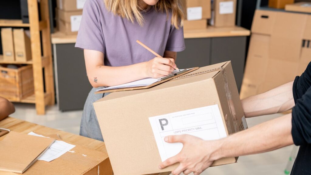 Mulher enviando pacote pelo FedEx, DHL ou Correios para exportação.