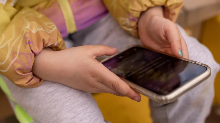 Idade mínima para usar as redes sociais varia entre 13 e 16 anos por país.