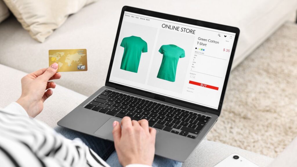 Mulher vendo roupa em site para comprar no Paraguai.