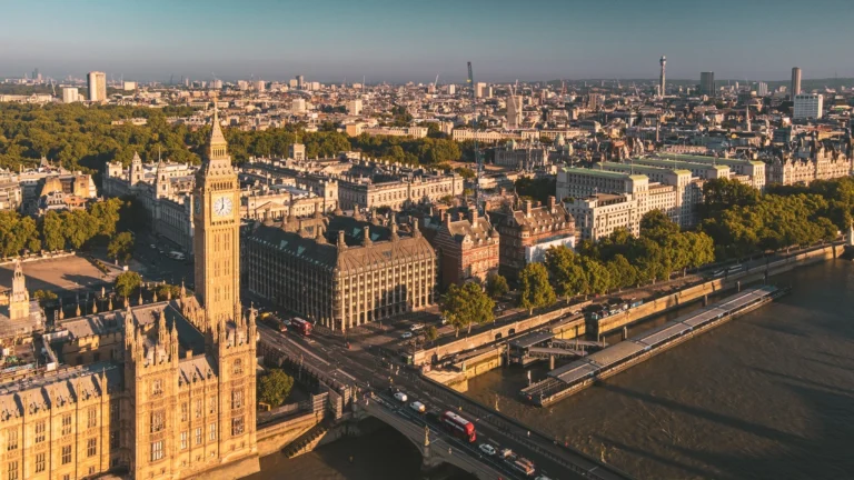 Os países perto de Londres podem ser visitados em viagens rápidas de trem, ferry ou combinações entre diferentes meios de transporte