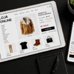 Preços personalizados com IA exibem a mesma jaqueta por R$ 399,90 no tablet e R$ 329,90 no celular.