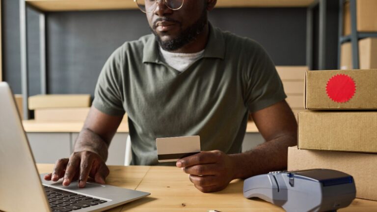 Homem aprendendo como receber pagamentos da Amazon EUA.